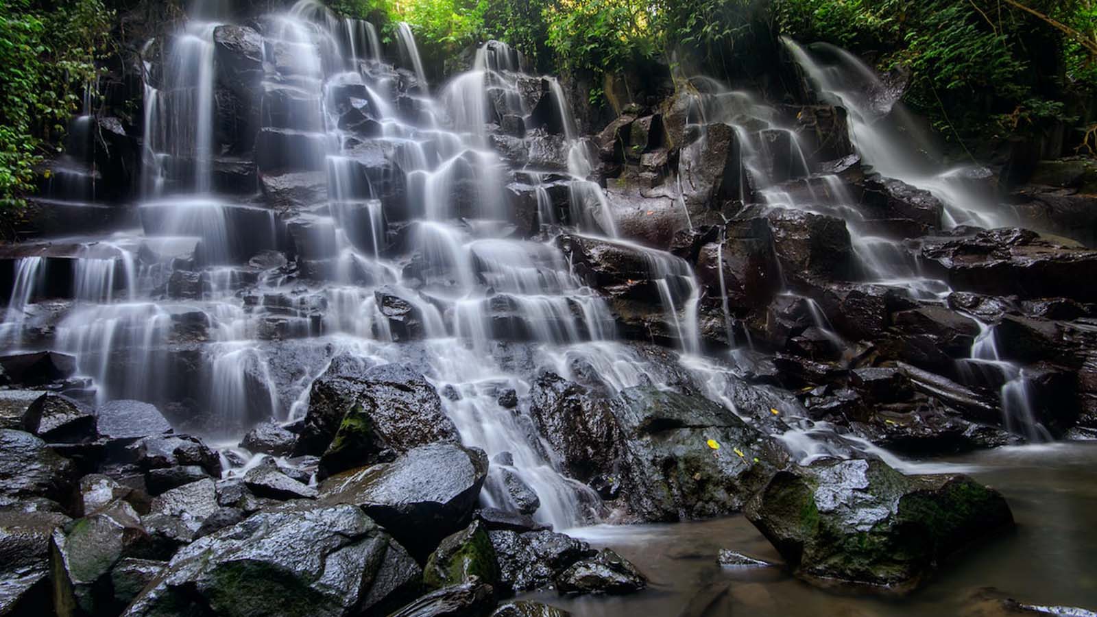Objek Wisata Utama Ubud: Air Terjun, Kuil, dan Sawah Terasering