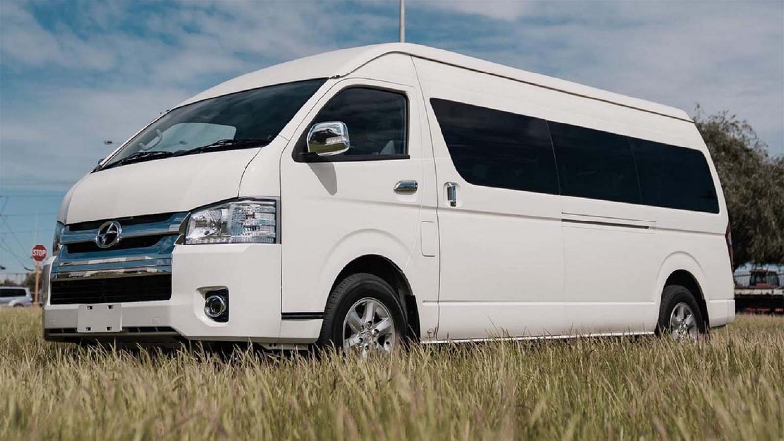 Tur Desain Gratis dengan Sewa Minivan 15 Tempat Duduk